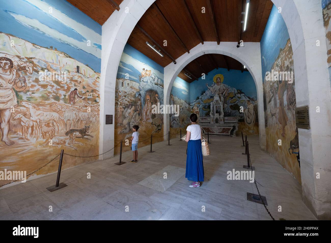 Les Baux de Provence (sud-est de la France) : intérieur de la Chapelle des Pénitents blancs avec des fresques modernes et colorées d'Yves Brayer Woman et chi Banque D'Images