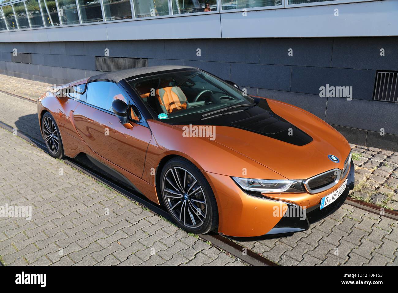 DUSSELDORF, ALLEMAGNE - 19 SEPTEMBRE 2020 : voiture de sport hybride enfichable BMW i8 garée en Allemagne.Il y avait 45.8 millions de voitures enregistrées en Allemagne (comme o Banque D'Images