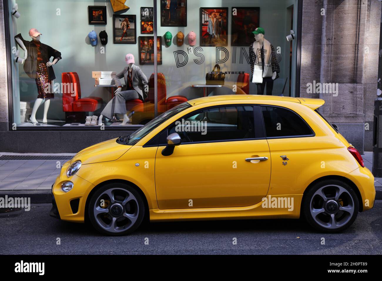 DÜSSELDORF, ALLEMAGNE - 19 SEPTEMBRE 2020 : Fiat 500 Abarth, petite voiture urbaine garée en Allemagne.Il y avait 45.8 millions de voitures enregistrées en Allemagne (à partir de Banque D'Images
