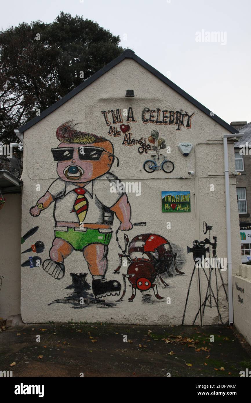 Un bâtiment à Abergele, dans le nord du pays de Galles, avec une murale représentant l'émission de télé-réalité Je suis Une célébrité Obtenez-moi d'ici, filmé au château de Gwrych tout proche. Banque D'Images