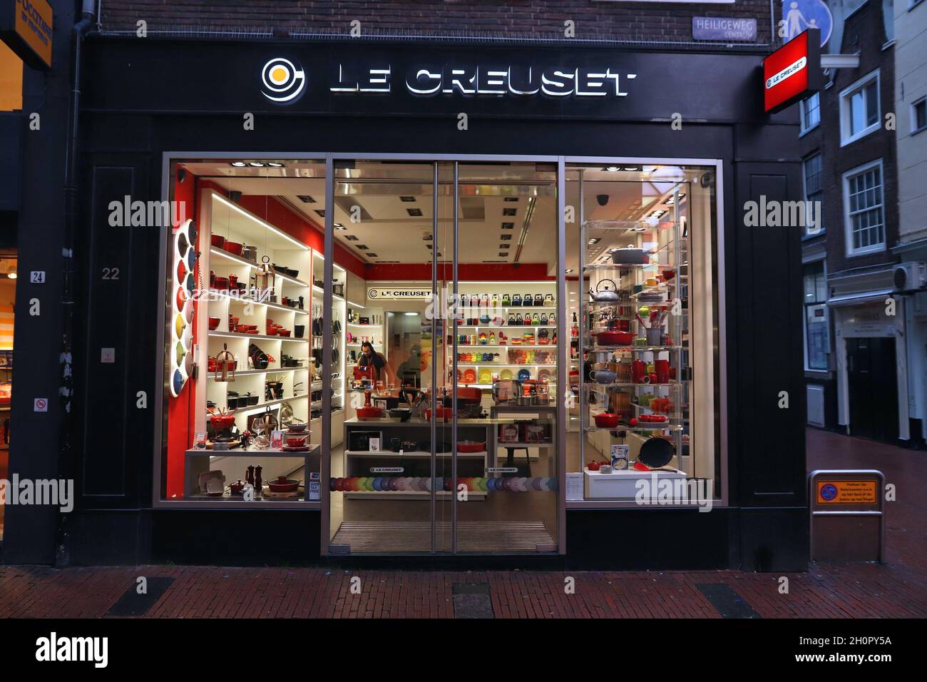 AMSTERDAM, PAYS-BAS - 6 DÉCEMBRE 2018 : atelier de vaisselle le Creuset à  Amsterdam, pays-Bas.Le Creuset est une entreprise française spécialisée  dans les ustensiles de cuisine Photo Stock - Alamy