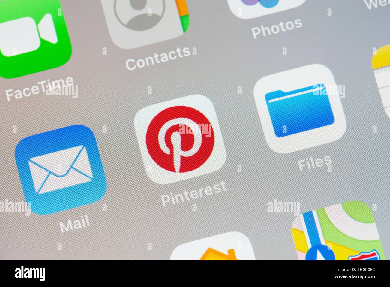 MOSCOU, RUSSIE - 12 OCT 2021: Logo Pinterest sur l'écran smartphone gros plan Banque D'Images