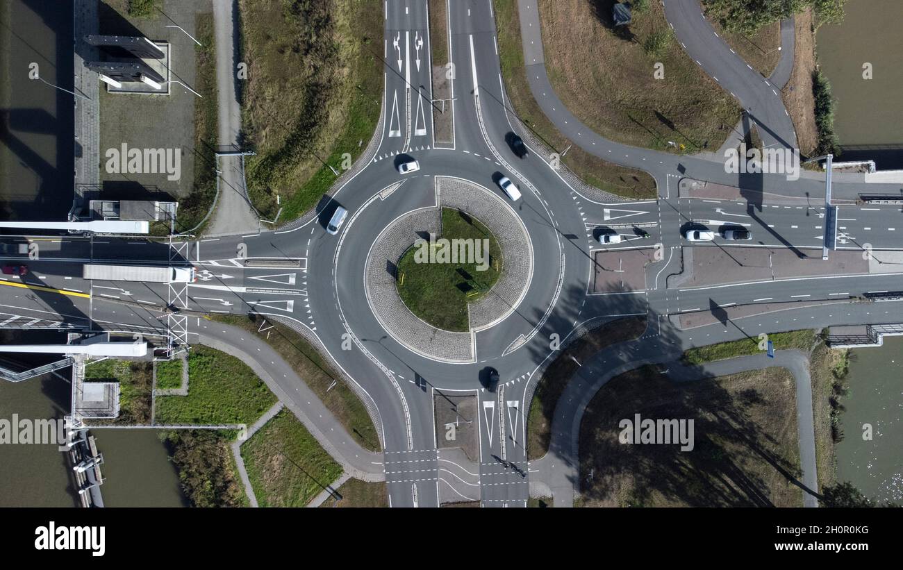 Vue aérienne d'un petit rond-point à l'intersection de deux routes asphaltées de campagne grise aux pays-Bas Banque D'Images