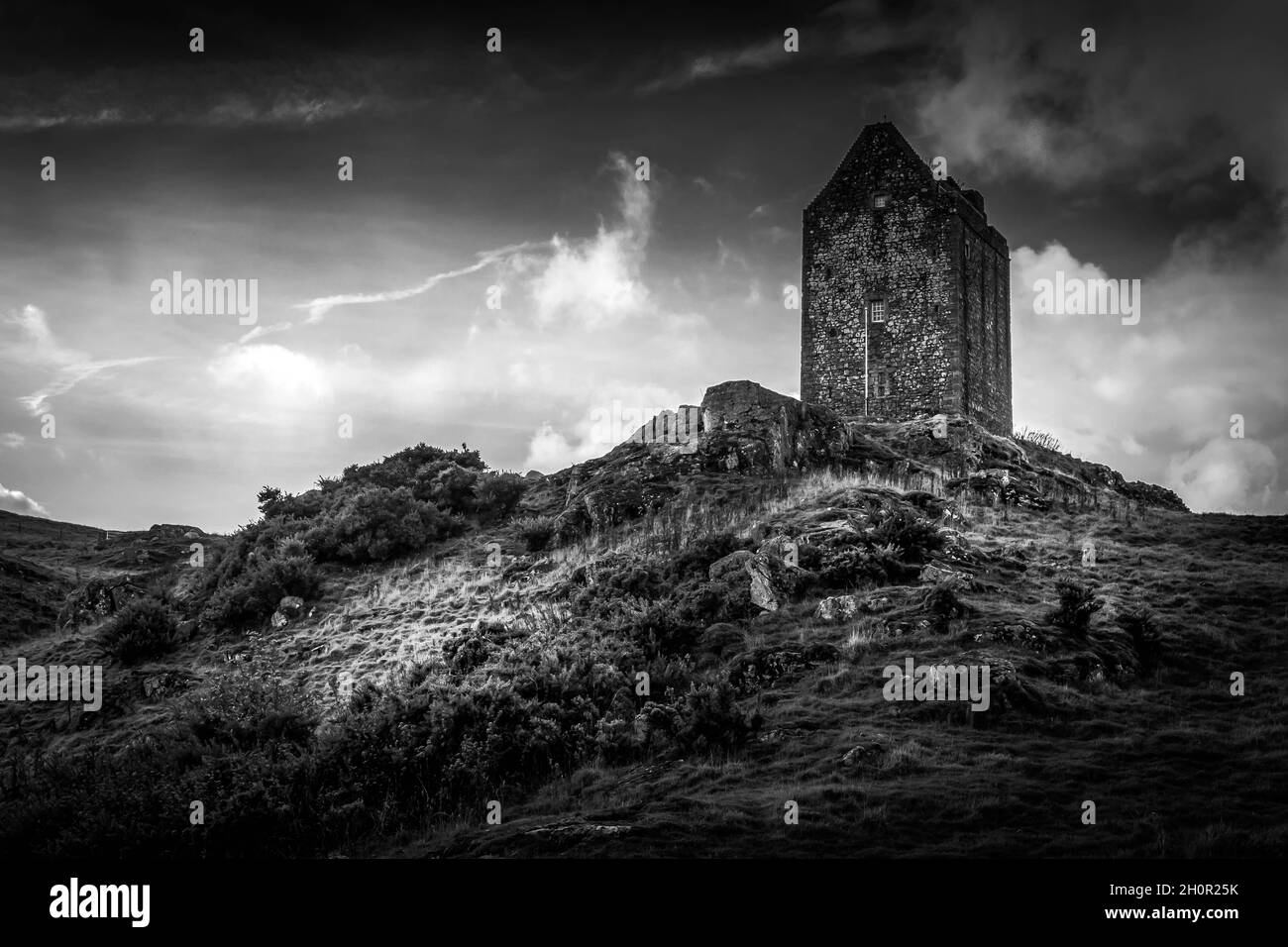 Image en noir et blanc de la tour de Smailholm Kelso Écosse avec un ciel spectaculaire et une silhouette de la tour.Personne. Banque D'Images