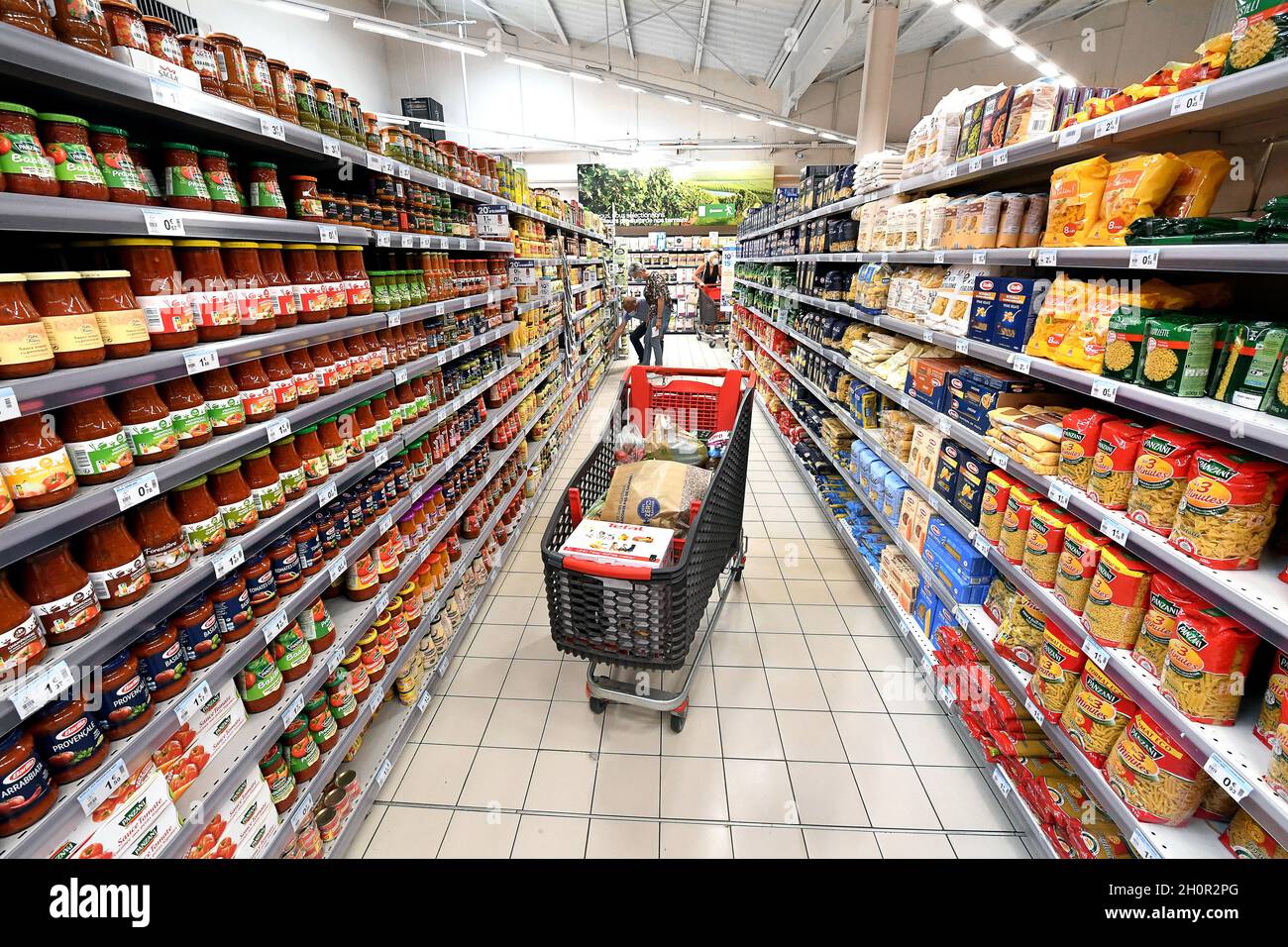 Panier dans un rayon d'un supermarché Carrefour, devant les pâtes et les  sauces Photo Stock - Alamy