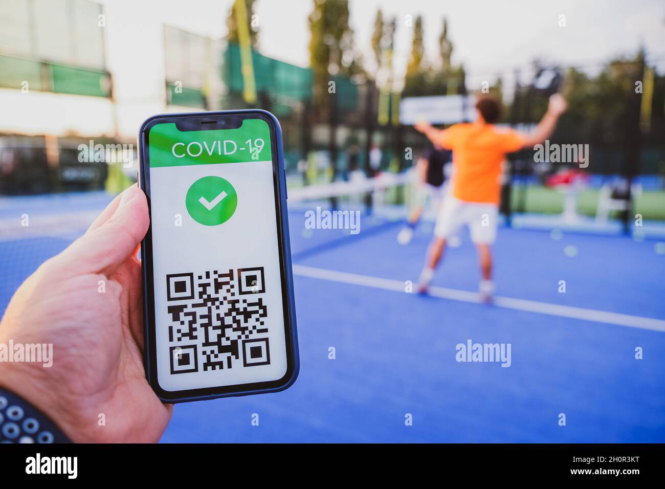 Homme présentant le certificat de vaccination Covid-19 avec application sur smartphone premier à faire du sport, concept de coronavirus Banque D'Images