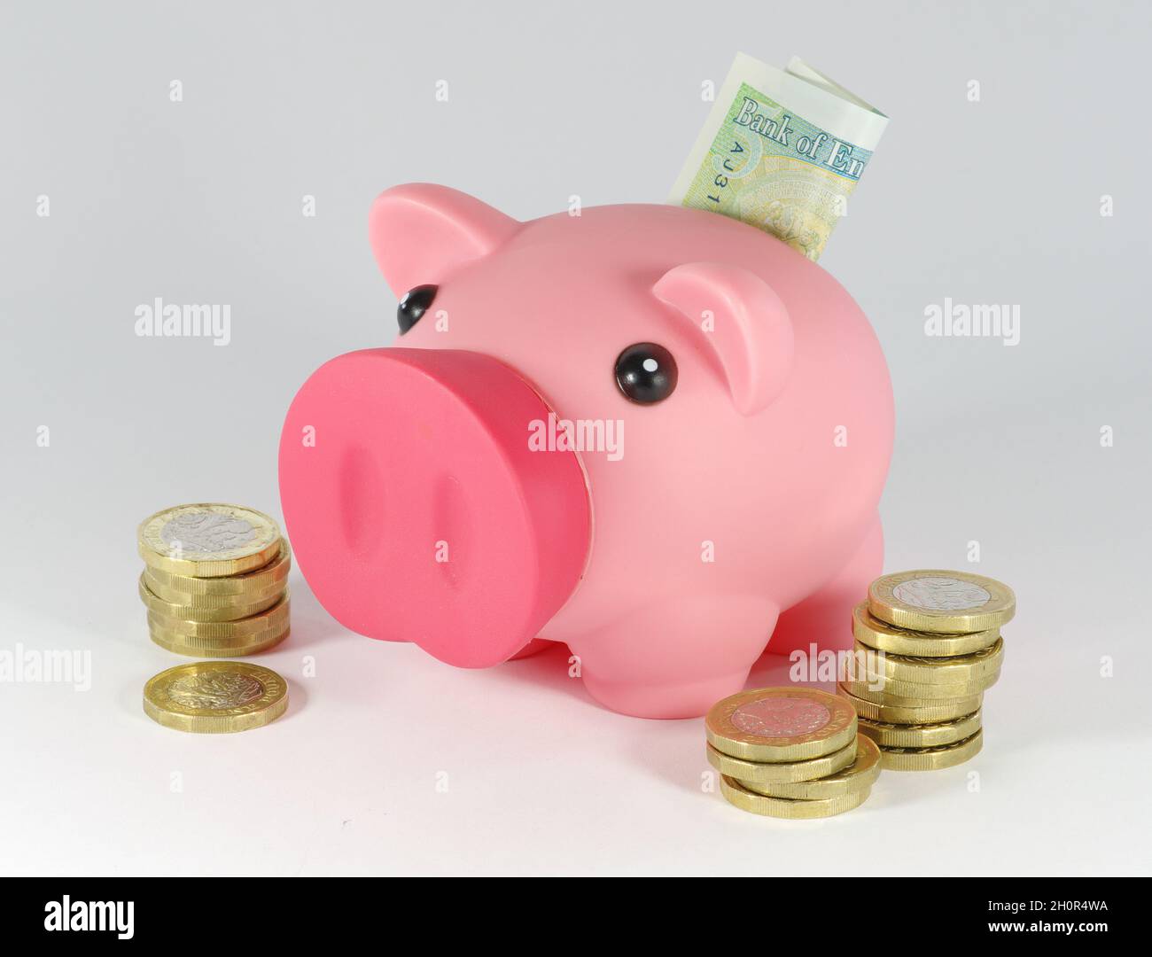Tirelire caisse d'épargne avec pièces de monnaie et billets de banque -  économiser pour l'avenir Photo Stock - Alamy