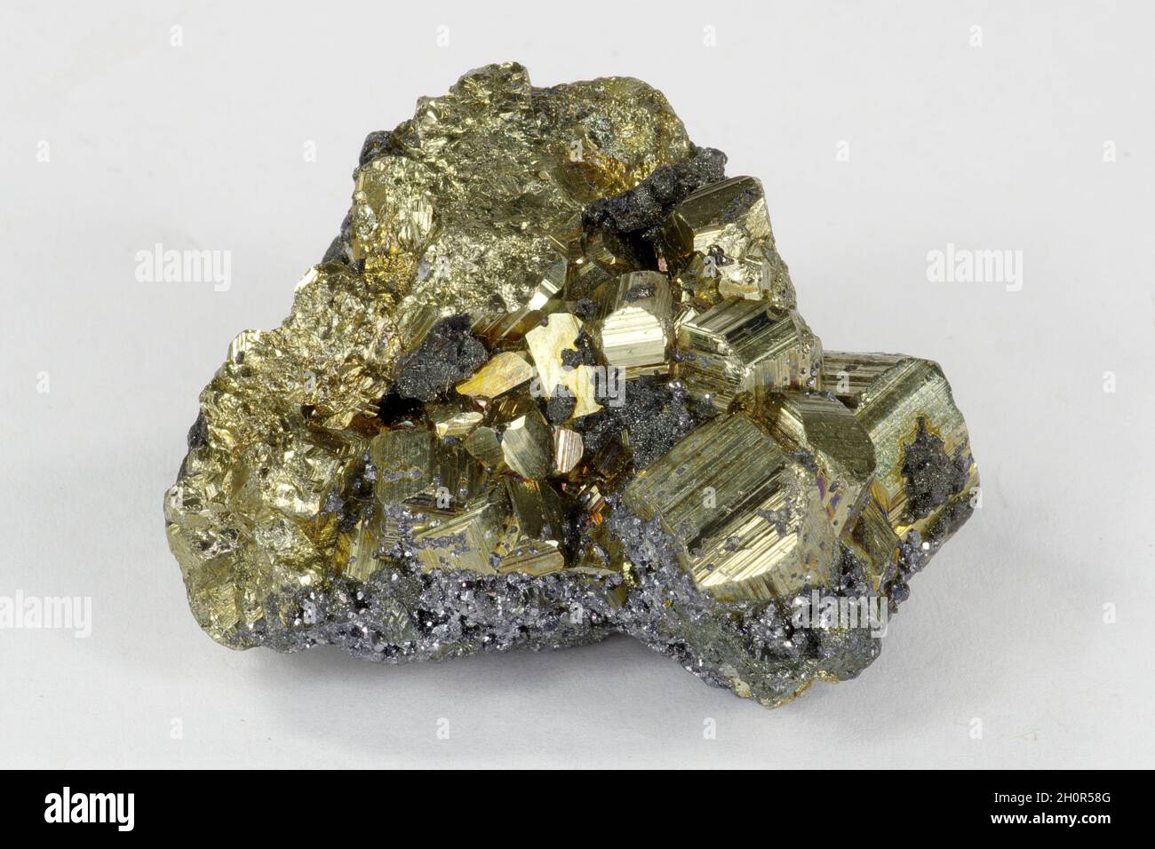 Gros plan de l'échantillon minéral de pyrite de fer doré de Fools isolé sur fond blanc Banque D'Images