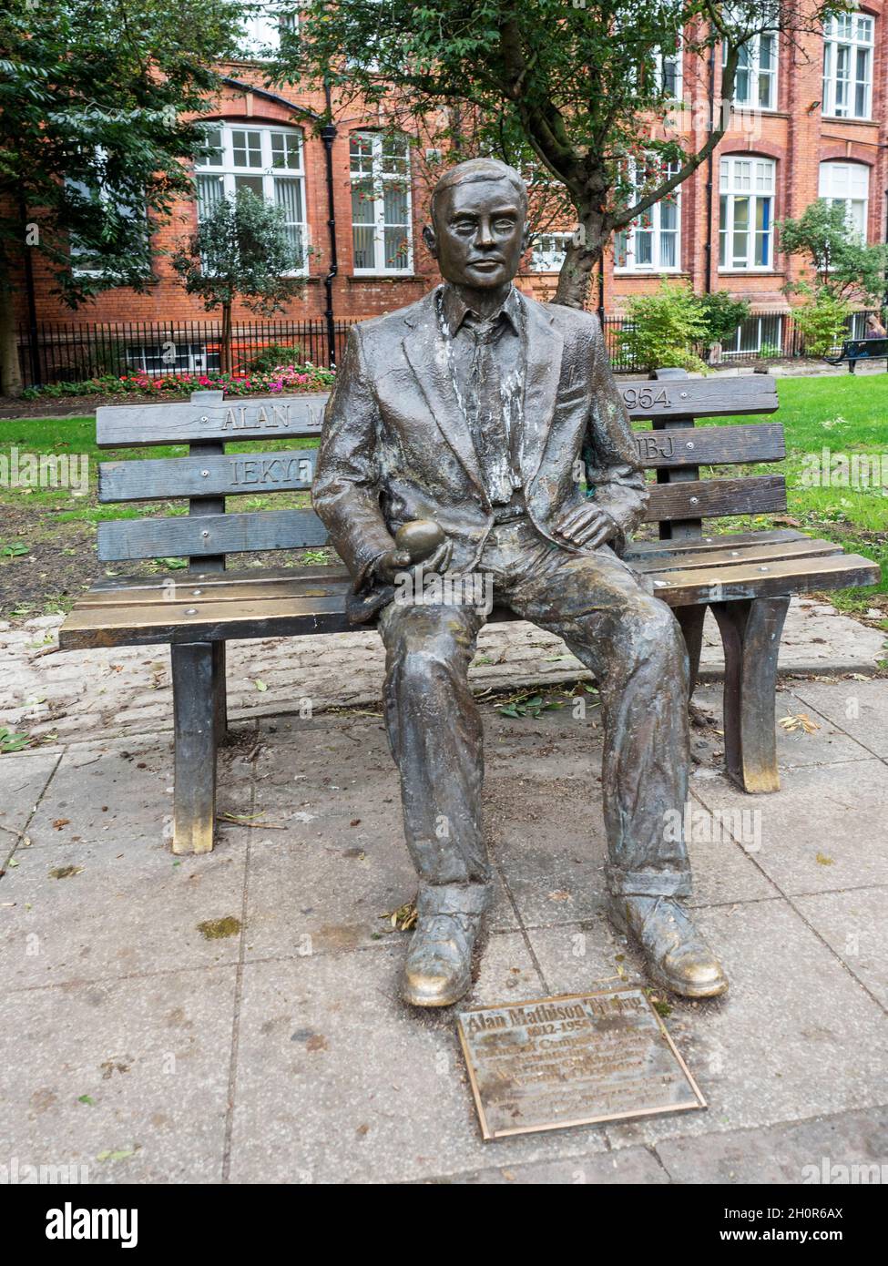 Statue assise en bronze d'Alan Turing, fondateur de l'informatique à Sackville Park Manchester, Angleterre Banque D'Images