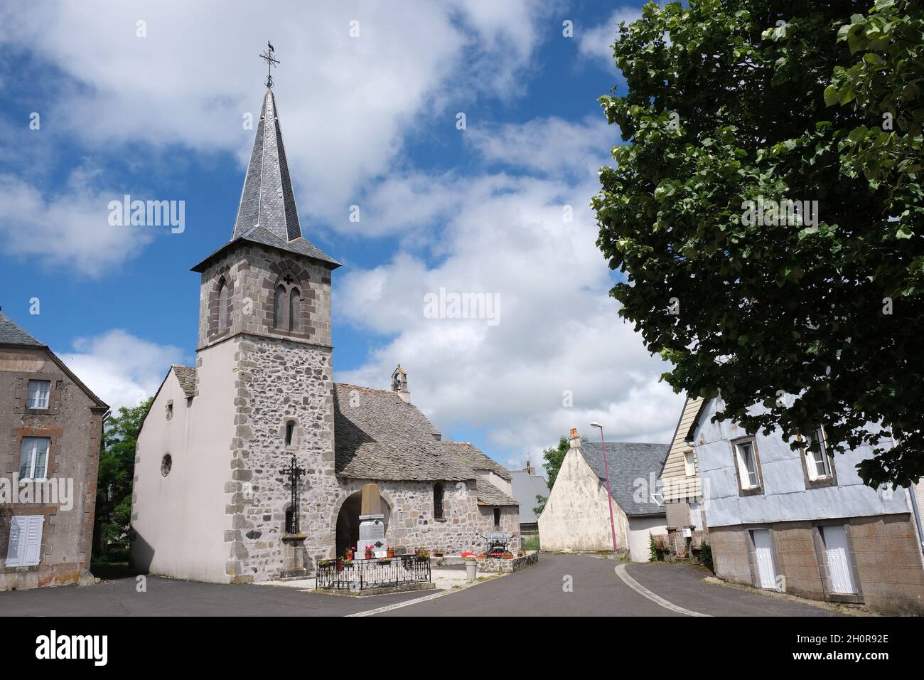 Le village de Montgreleix sur le plateau de Cezallier (centre sud de la France).Vue d'ensemble de l'église Saint-Laurent (St.Église de LawrenceÕs) Banque D'Images