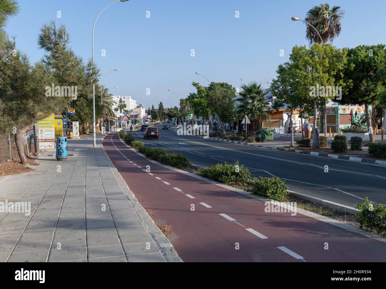Protaras, Chypre - octobre 6.2019. Piste cyclable le long de l'avenue Cavo Grecko Banque D'Images