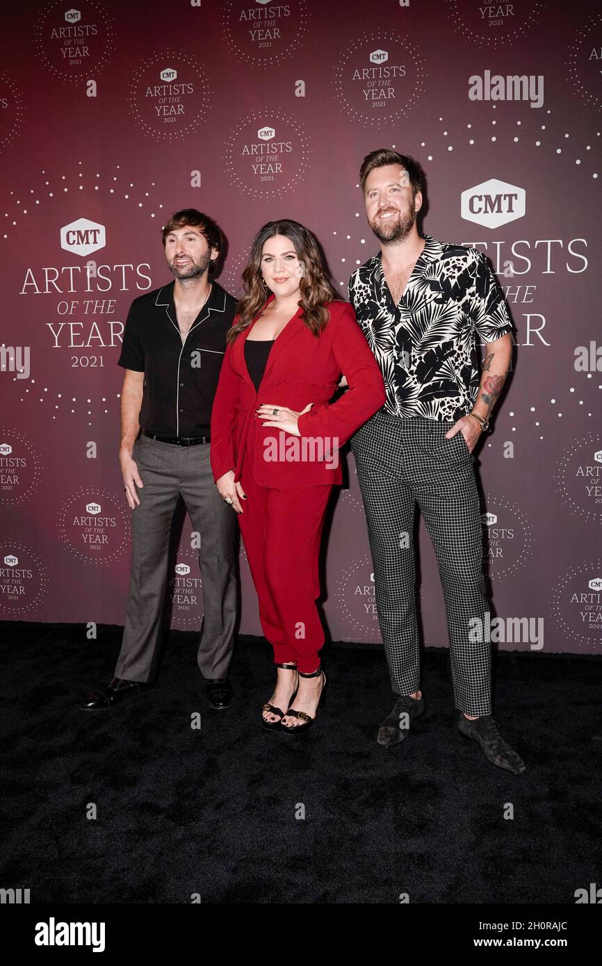 Lady A - Dave Haywood, Hillary Scott et Charles Kelley assistent à l'artiste de l'année CMT 2021 le 13 octobre 2021 à Nashville, Tennessee.Photo : Ed Rode/imageSPACE/MediaPunch Banque D'Images