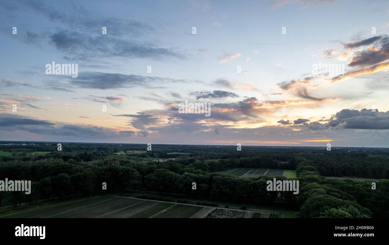 Vue aérienne d'un ciel nocturne sur les champs couvert avec des nuages de tempête de tonnerre entrant sur le lever ou le coucher du soleil, pris avec un drone. Photo de haute qualité Banque D'Images