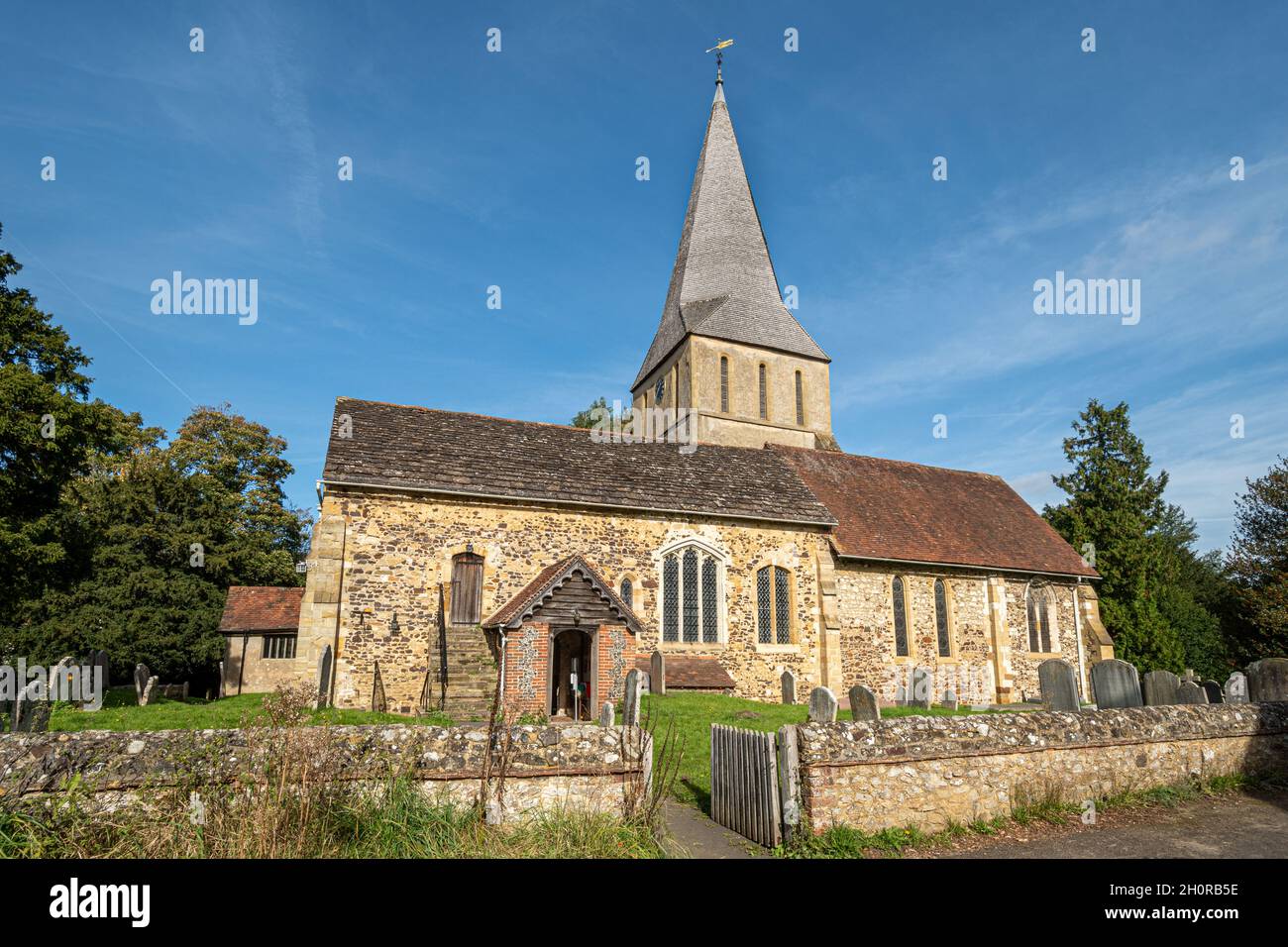 L'église St James's à Shere, un joli village de Surrey, Angleterre, Royaume-Uni Banque D'Images