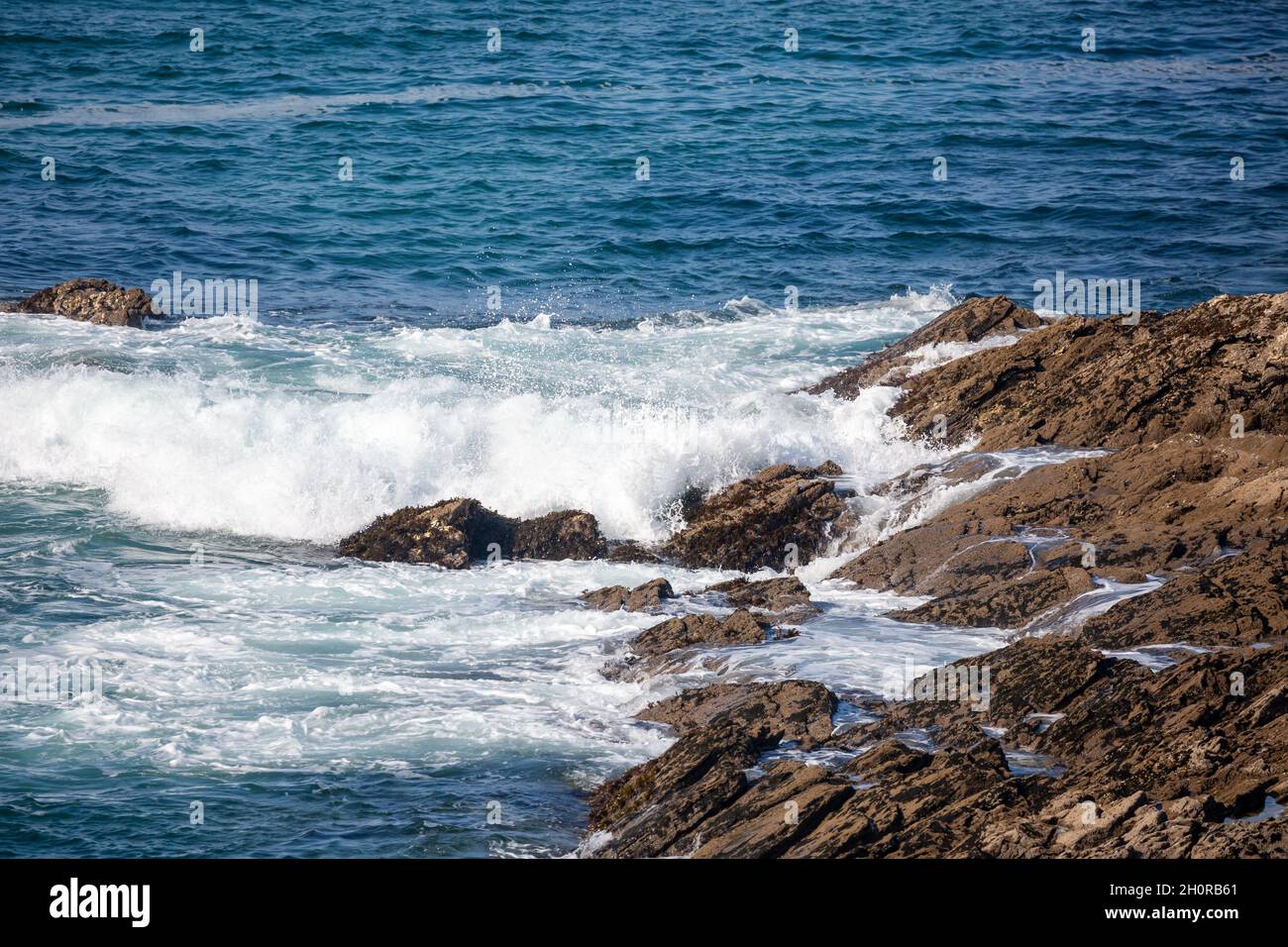 Newquay,Cornwall,18 octobre 2020,les petites vagues se délavent sur les rochers lors d'une belle journée ensoleillée à Newquay, Cornwall.La plage est célèbre car les gens voyagent de tout le pays pour monter sur le célèbre surf.Credit: Keith Larby/Alay Live News Banque D'Images