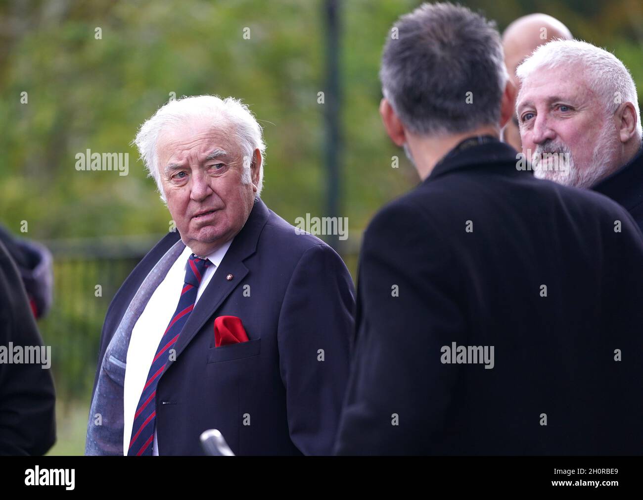 Jimmy Tarbuck (à gauche) devant la cathédrale de Liverpool après les funérailles de Roger Hunt.Roger Hunt, le gardien de but de la ligue record de Liverpool, est décédé à l'âge de 83 ans le 27 septembre.Il signe pour Liverpool en juillet 1958 et fait son apparition finale pour le club en décembre 1969.Hunt, qui faisait également partie de la ligne des vainqueurs de la coupe du monde d'Angleterre en 1966, a marqué un score inégalé de 244 buts de ligue pour les Reds.Date de la photo: Jeudi 14 octobre 2021. Banque D'Images