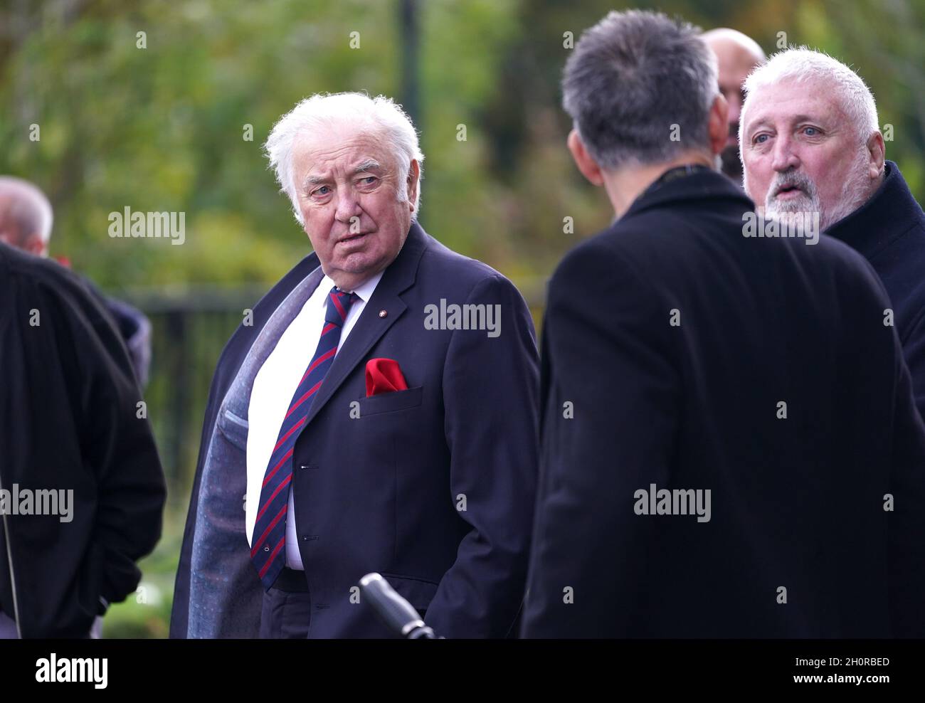Jimmy Tarbuck (à gauche) devant la cathédrale de Liverpool après les funérailles de Roger Hunt.Roger Hunt, le gardien de but de la ligue record de Liverpool, est décédé à l'âge de 83 ans le 27 septembre.Il signe pour Liverpool en juillet 1958 et fait son apparition finale pour le club en décembre 1969.Hunt, qui faisait également partie de la ligne des vainqueurs de la coupe du monde d'Angleterre en 1966, a marqué un score inégalé de 244 buts de ligue pour les Reds.Date de la photo: Jeudi 14 octobre 2021. Banque D'Images