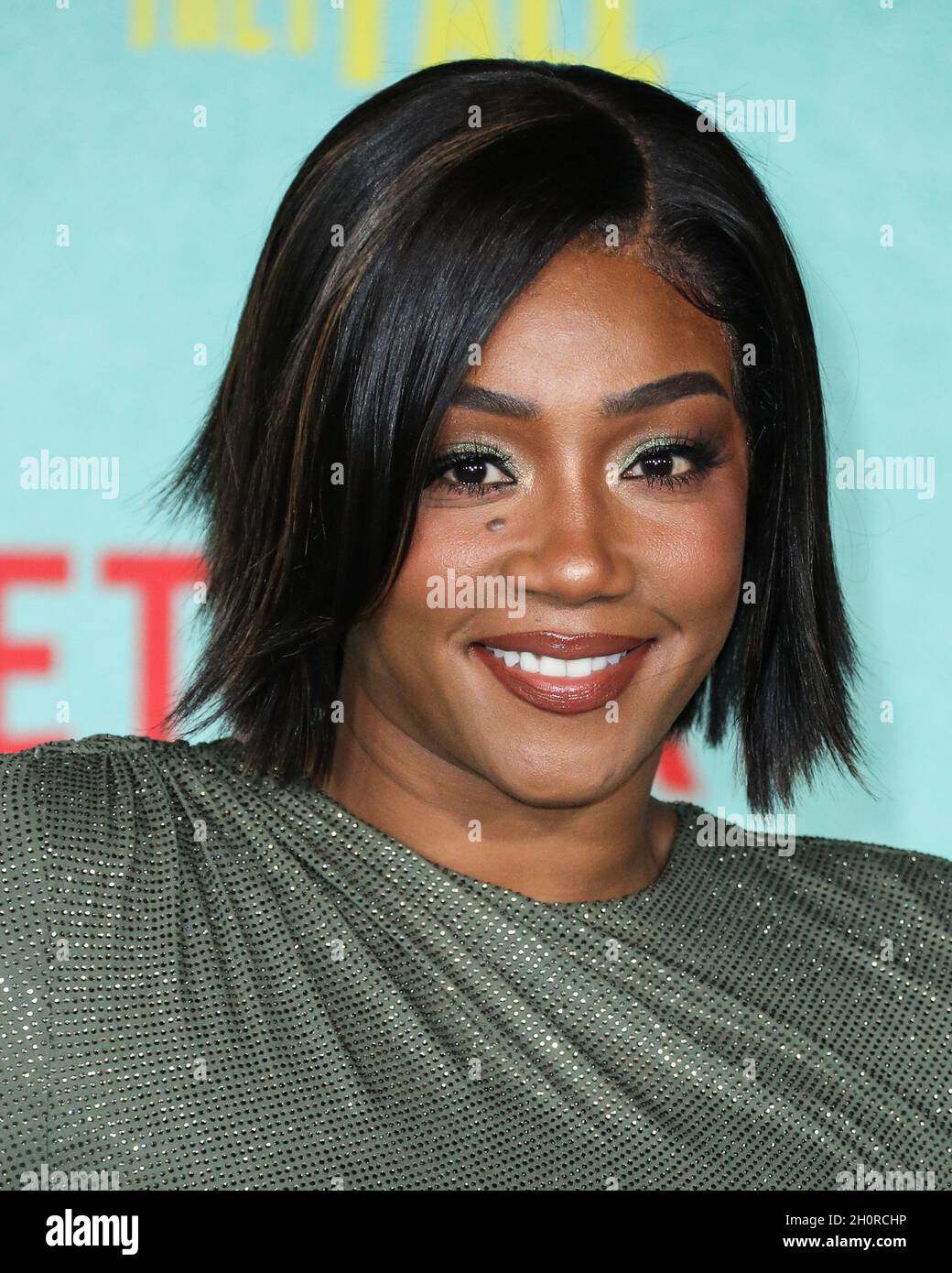 Los Angeles, États-Unis.13 octobre 2021.LOS ANGELES, CALIFORNIE, États-Unis - OCTOBRE 13 : l'actrice Tiffany Haddish portant une robe Alexandre Vitoria arrive à la première de Netflix à Los Angeles « The Harder they Fall », qui s'est tenue au Shrine Auditorium et au Expo Hall le 13 octobre 2021 à Los Angeles, Californie, États-Unis.(Photo de Xavier Collin/image Press Agency/Sipa USA) crédit: SIPA USA/Alay Live News Banque D'Images