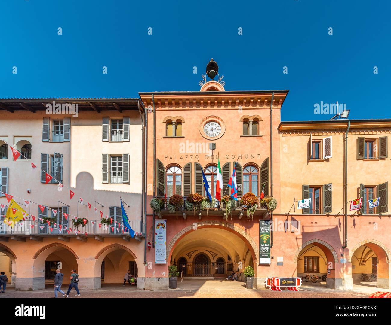 Alba, Cuneo, Piémont, Italie - 12 octobre 2021: Hôtel de ville avec les bannières des quartiers de la course des ânes (Palio degli Asini) a Banque D'Images