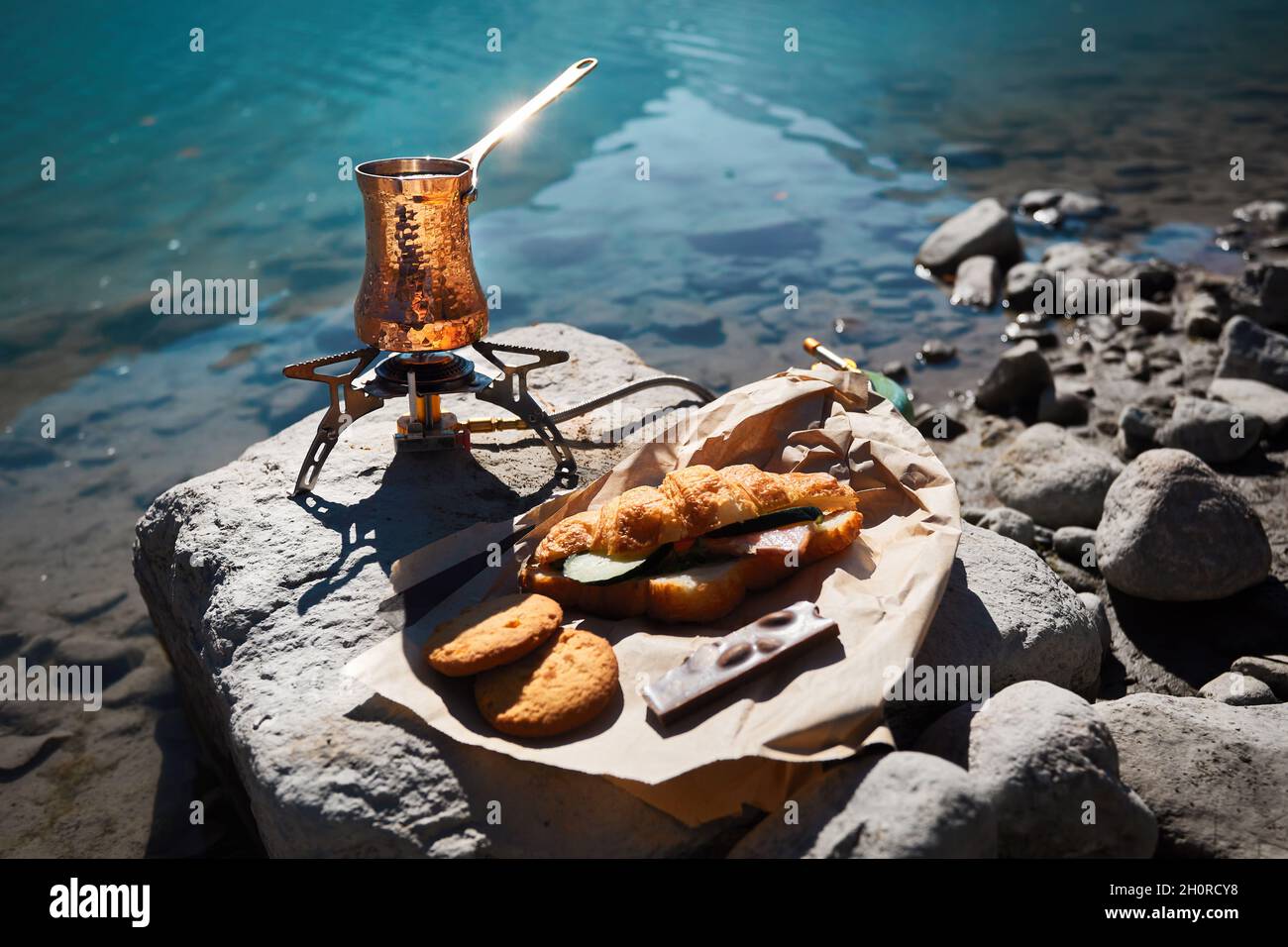 Cuivre Cézve avec café sur un poêle à gaz en automne camping lac dans les montagnes.Préparation du café concept extérieur Banque D'Images