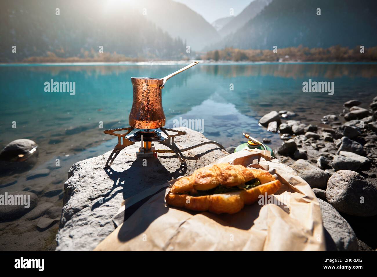 Cuivre Cézve avec café sur un poêle à gaz en automne camping lac dans les montagnes.Préparation du café concept extérieur Banque D'Images