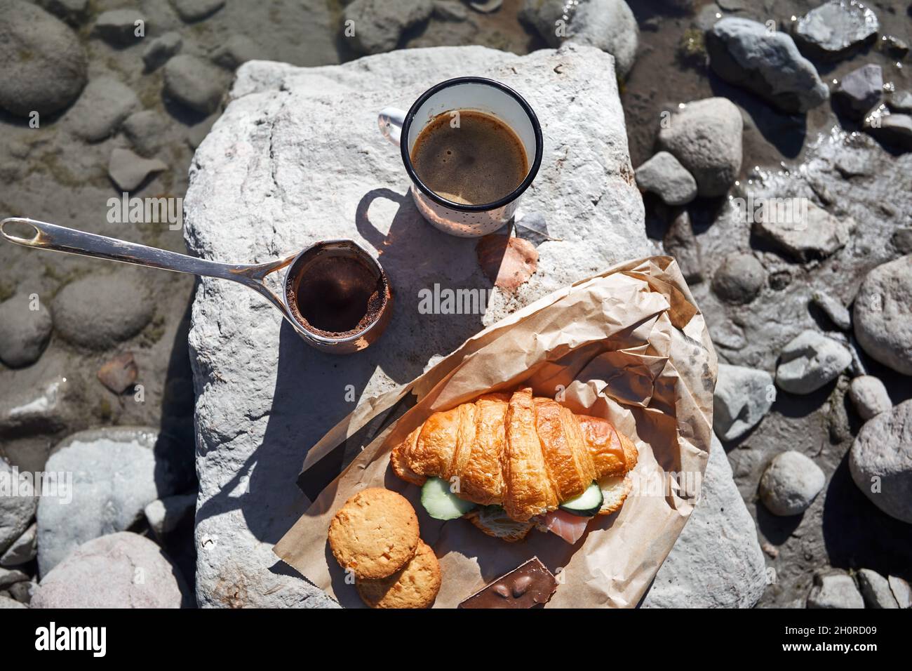 Cuivre Cézve avec café sur un poêle à gaz en automne camping lac dans les montagnes.Préparation du café concept extérieur Banque D'Images