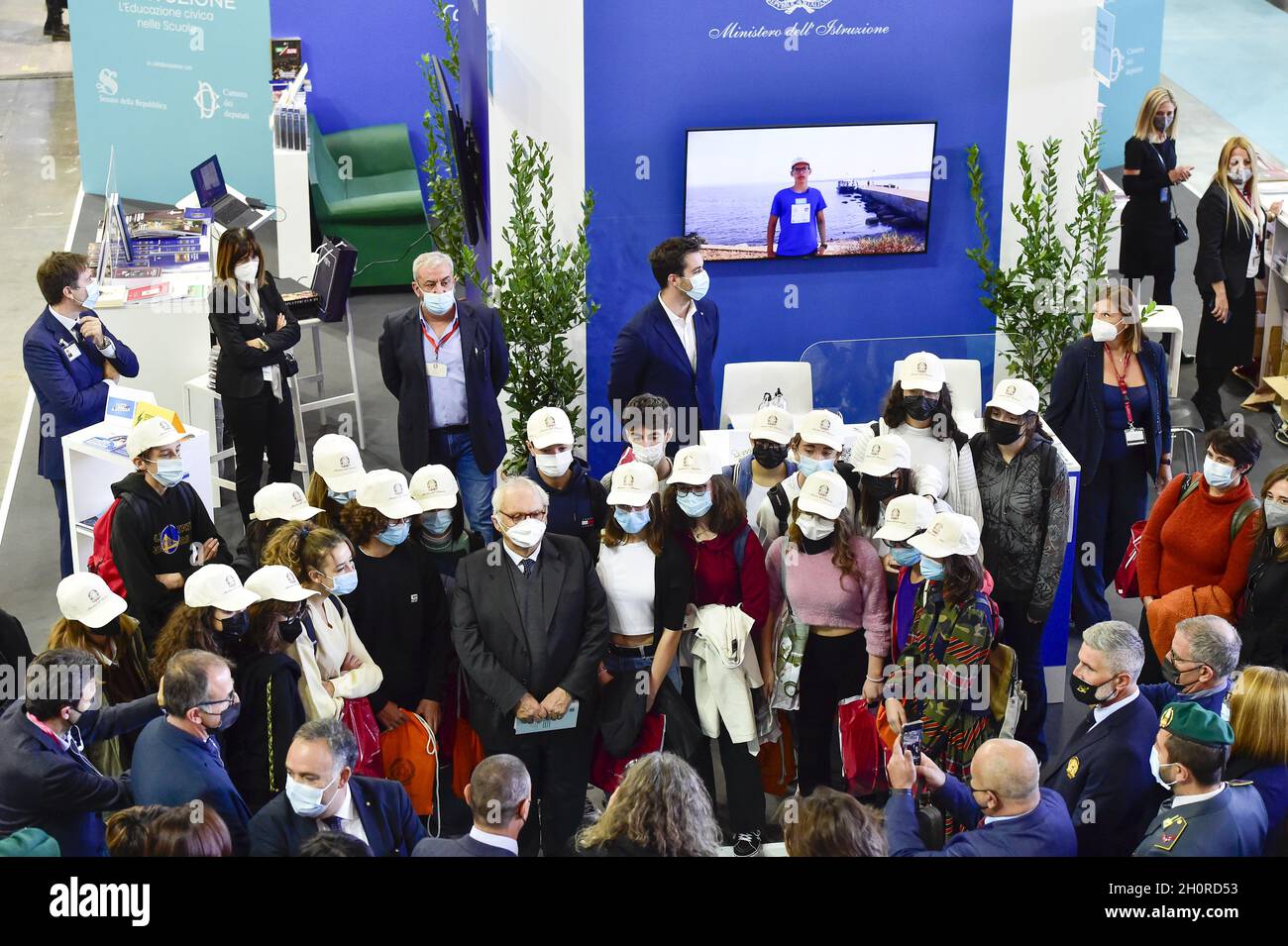 Turin, Italie.14 octobre 2021, Patrizio Bianchi, Ministère de l'éducation publique, avec une classe scolaire lors de la Foire internationale du livre de Turin le 14 octobre 2021 à Turin, Italie.La Foire internationale du livre de Turin revient à Lingotto Fiere après près de deux ans après le début de la pandémie de Covid 19. Banque D'Images