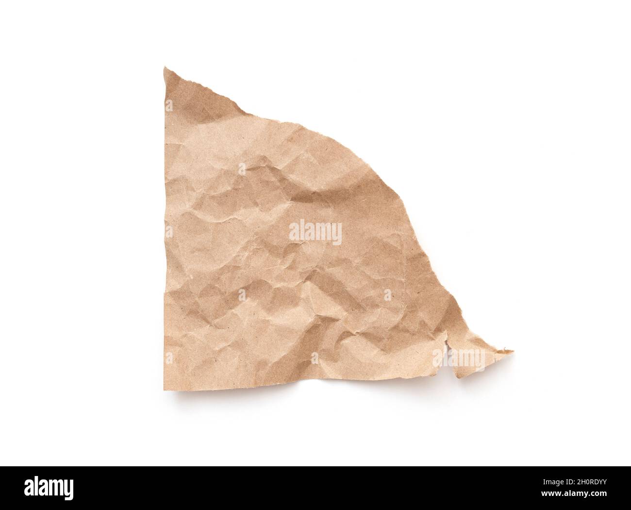 Feuille de papier déchirée, papier vierge endommagé, partie triangulaire marron du carton comme emballage, isolée sur blanc, vue de dessus Banque D'Images