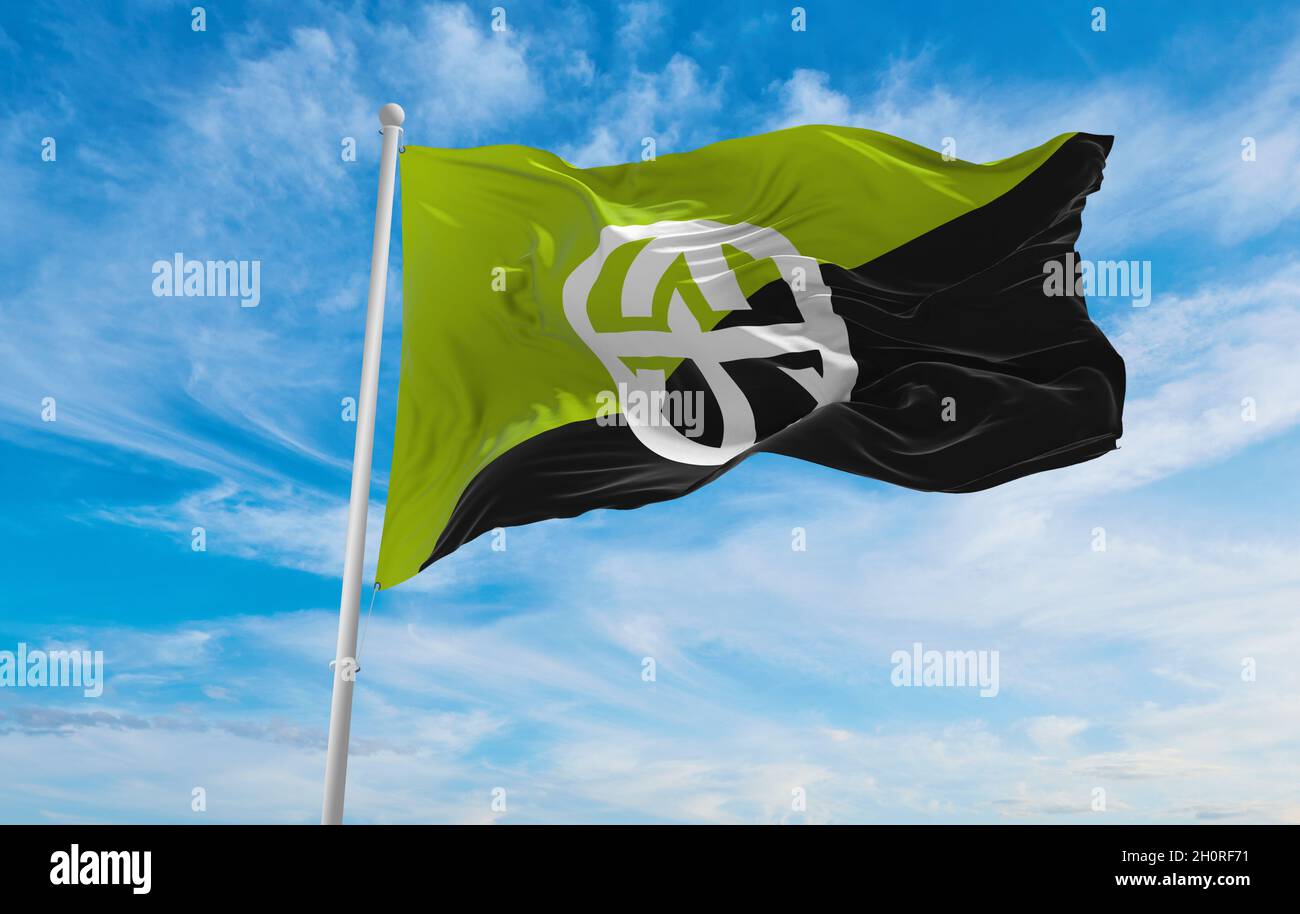 Drapeau de la Géo-Anarchiste sur fond ciel nuageux au coucher du soleil, vue panoramique.Symbole anarchisme. Espace de copie pour bannière large.illustration 3d Banque D'Images