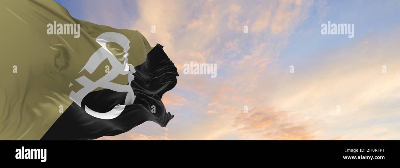 Drapeau de Crypto-Anarchiste sur fond ciel nuageux au coucher du soleil, vue panoramique.Symbole anarchisme. Espace de copie pour bannière large.illustration 3d Banque D'Images