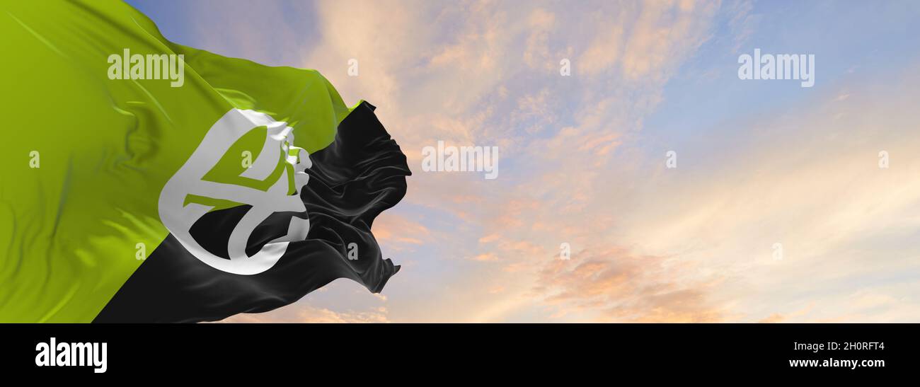 Drapeau de la Géo-Anarchiste sur fond ciel nuageux au coucher du soleil, vue panoramique.Symbole anarchisme. Espace de copie pour bannière large.illustration 3d Banque D'Images