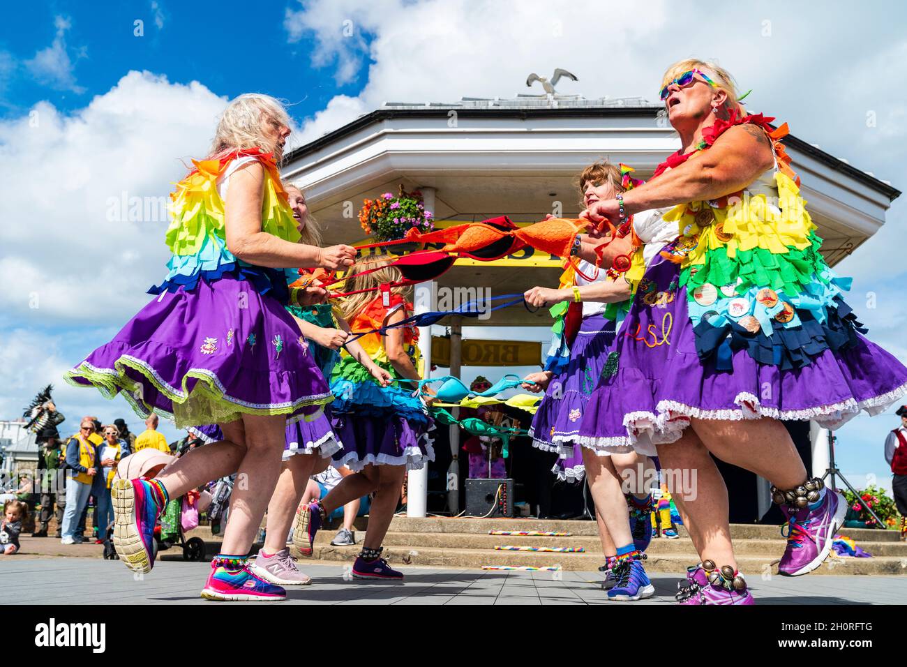 Les danseurs folkloriques anglais, The Loose Women Morris, dansant sur le front de mer tout en effectuant la danse de soutien-gorge au festival annuel de la semaine folklorique Broadlairs Banque D'Images