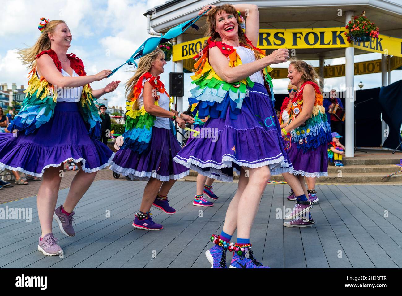 Les danseurs folkloriques anglais, The Loose Women Morris, dansant sur le front de mer tout en effectuant la danse de soutien-gorge au festival annuel de la semaine folklorique Broadlairs Banque D'Images