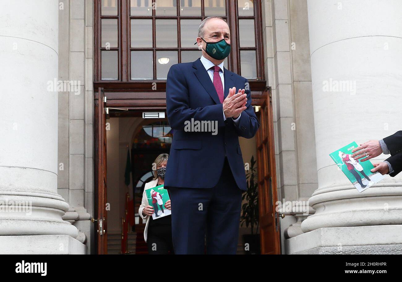 Taoiseach Micheal Martin et la ministre d’État à la Santé mentale et aux personnes âgées Mary Butler (à gauche) dans les bâtiments gouvernementaux de Dublin, pour le lancement de la Stratégie d’organisation de Jigsaw 2022 – 2025.Date de la photo: Jeudi 14 octobre 2021. Banque D'Images