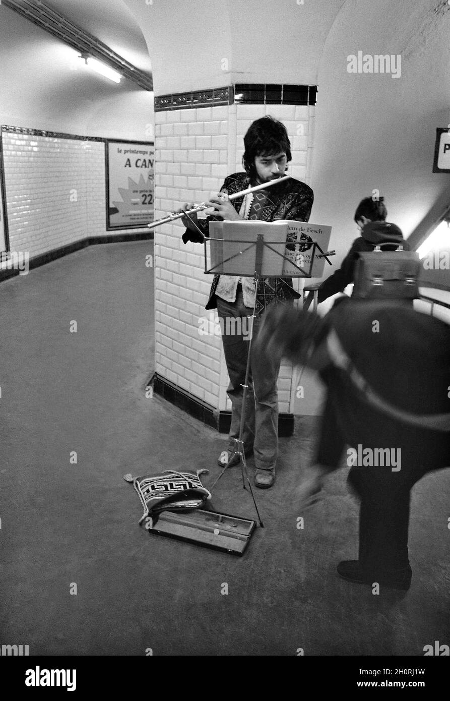 Street Photography, Paris, France, 1977, joueur de flûte. Banque D'Images