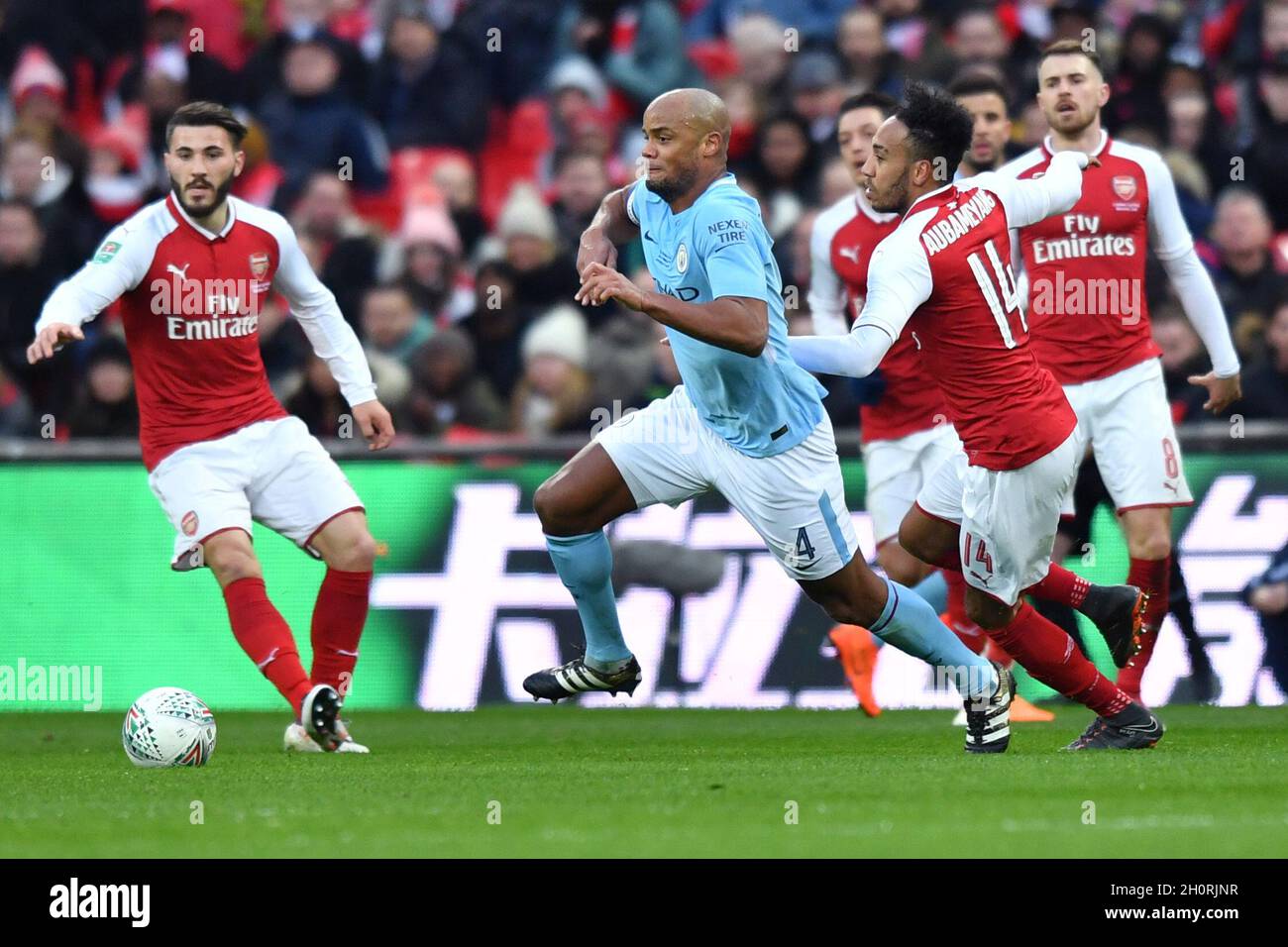 Vincent Kompany de Manchester City s'éloigne de Pierre-Emerick Aubameyang d'Arsenal Banque D'Images