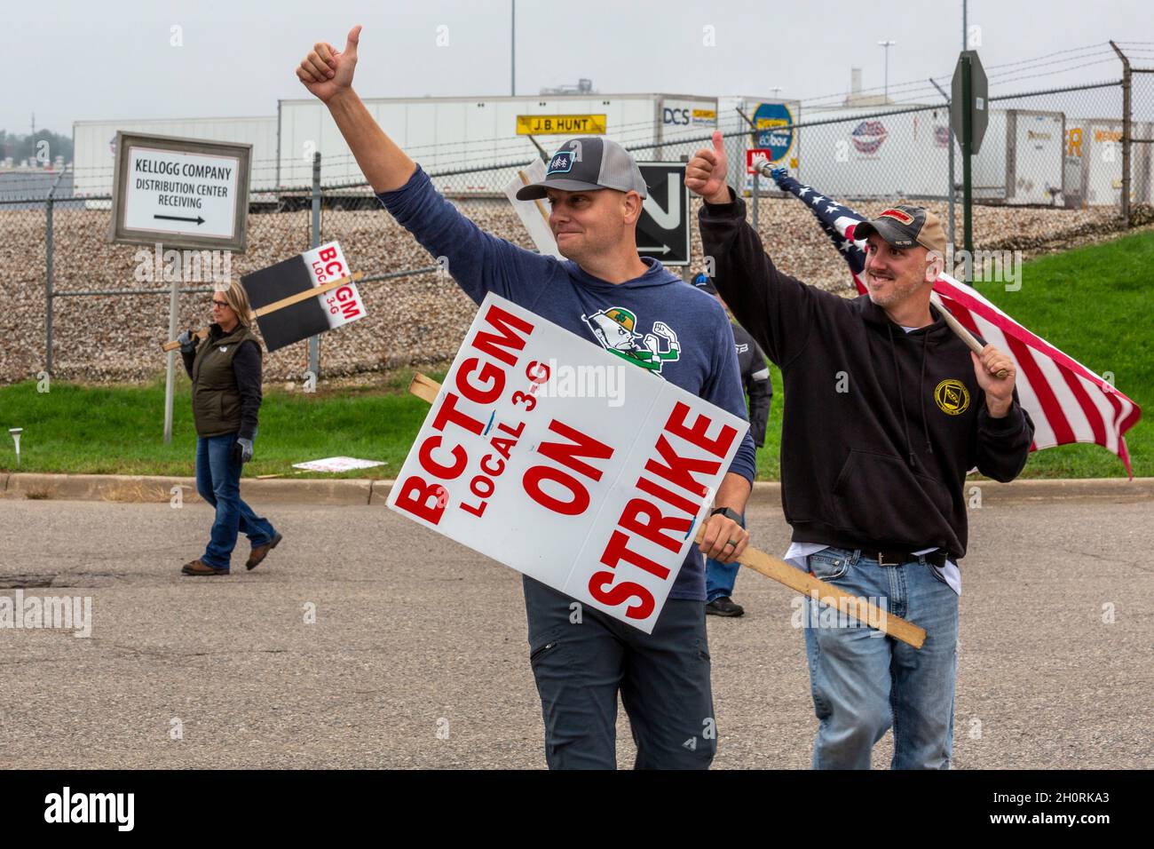 Battle Creek, Michigan, États-Unis.13 octobre 2021.Les membres de la section locale 3G des travailleurs de la boulangerie picket l'usine de céréales Kellogg.Les travailleurs des quatre usines américaines de céréales sont en grève.Ils combattent le système de salaires à deux niveaux de Kellogg, qui offre aux nouveaux employés des salaires nettement inférieurs et des avantages sociaux.Crédit : Jim West/Alay Live News Banque D'Images