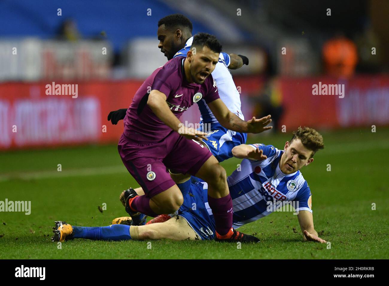 Sergio Aguero de Manchester City est attaqué par Gavin Massey (à gauche) de Wigan Athletic et Callum Elder (à droite) de Wigan Athletic Banque D'Images