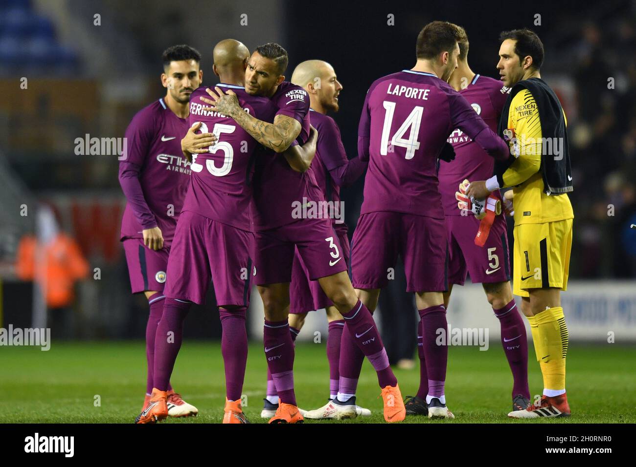 Les joueurs de Manchester City s'encouragent mutuellement avant le lancement Banque D'Images