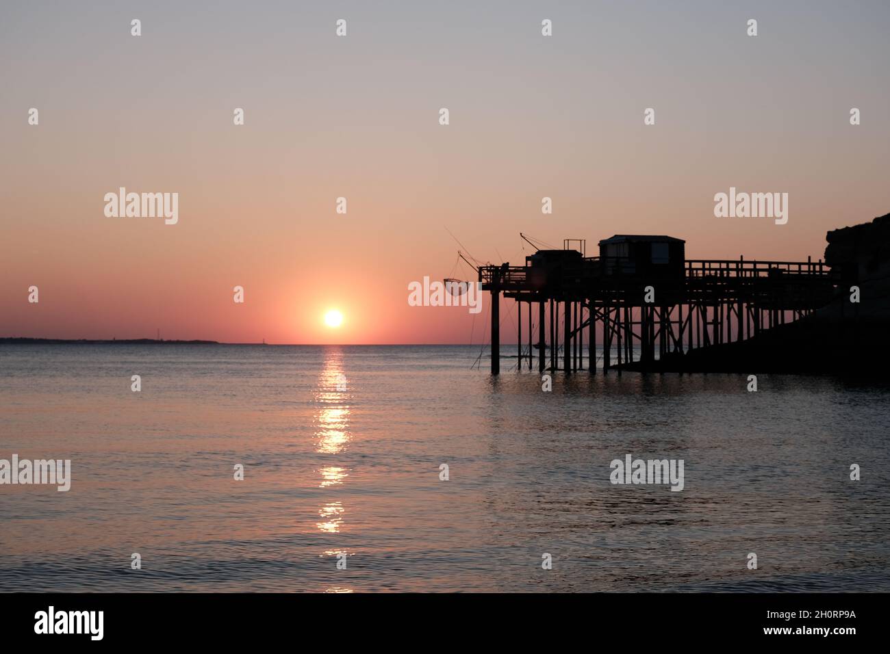 Silhouette de cabanes de pêcheurs par mer, Meschers-sur-Gironde, Chartente-Maritime, France Banque D'Images