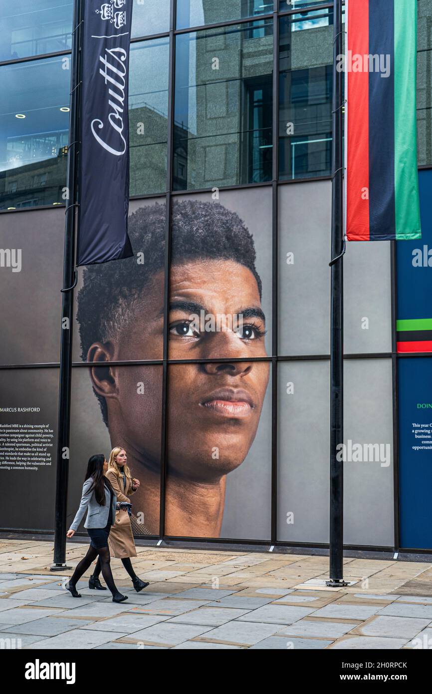 LONDRES, ROYAUME-UNI.14 octobre 2021.La banque privée Coutts du Strand célèbre le mois de l'histoire des Noirs en présentant un grand portrait du footballeur de Manchester United et d'Angleterre Marcus Rashford avec l'inscription au-dessus de l'entrée « change taps true character ».Credit: amer ghazzal/Alamy Live News Banque D'Images