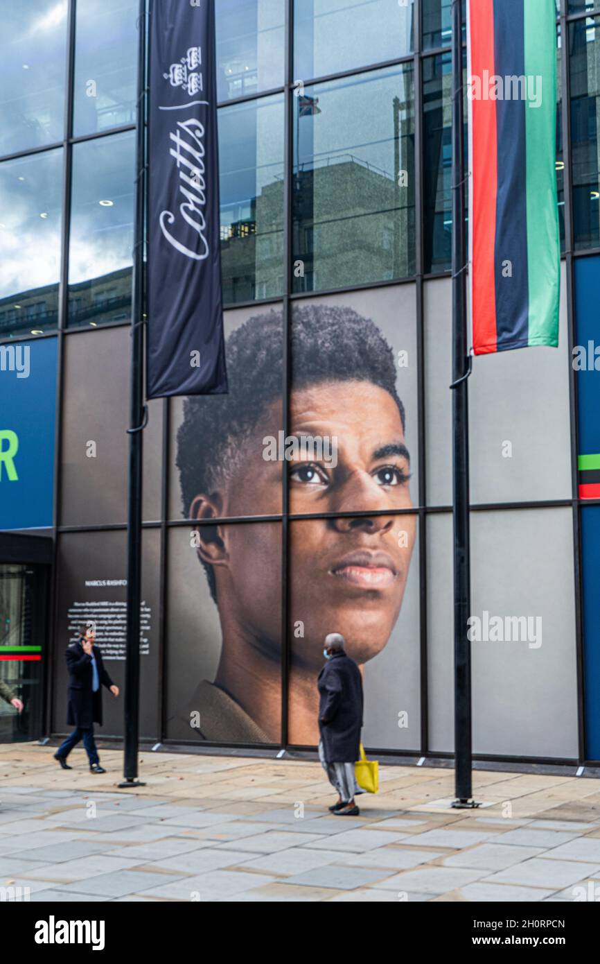 LONDRES, ROYAUME-UNI.14 octobre 2021.La banque privée Coutts du Strand célèbre le mois de l'histoire des Noirs en présentant un grand portrait du footballeur de Manchester United et d'Angleterre Marcus Rashford avec l'inscription au-dessus de l'entrée « change taps true character ».Credit: amer ghazzal/Alamy Live News Banque D'Images