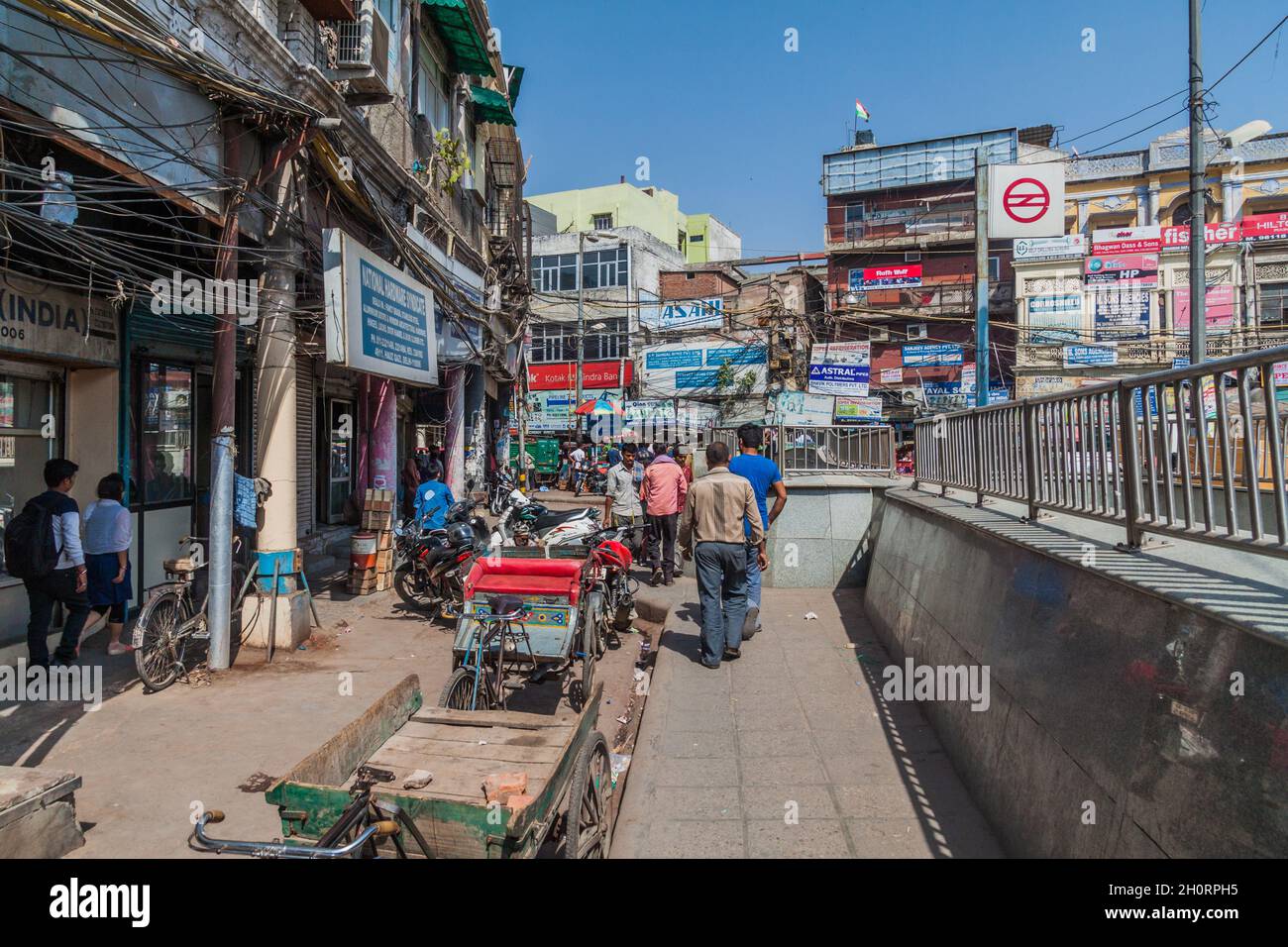 DELHI, INDE - 22 OCTOBRE 2016 : place Chawri Bazar et station de métro dans le centre de Delhi, Inde. Banque D'Images