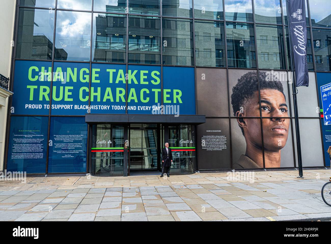 LONDRES, ROYAUME-UNI.14 octobre 2021.La banque privée Coutts du Strand célèbre le mois de l'histoire des Noirs en présentant un grand portrait du footballeur de Manchester United et d'Angleterre Marcus Rashford avec l'inscription au-dessus de l'entrée « change taps true character ».Credit: amer ghazzal/Alamy Live News Banque D'Images