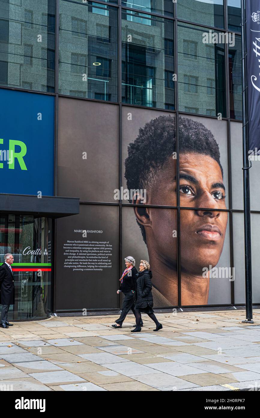 LONDRES, ROYAUME-UNI.14 octobre 2021.La banque privée Coutts du Strand célèbre le mois de l'histoire des Noirs en présentant un grand portrait du footballeur de Manchester United et d'Angleterre Marcus Rashford avec l'inscription au-dessus de l'entrée « change taps true character ».Credit: amer ghazzal/Alamy Live News Banque D'Images