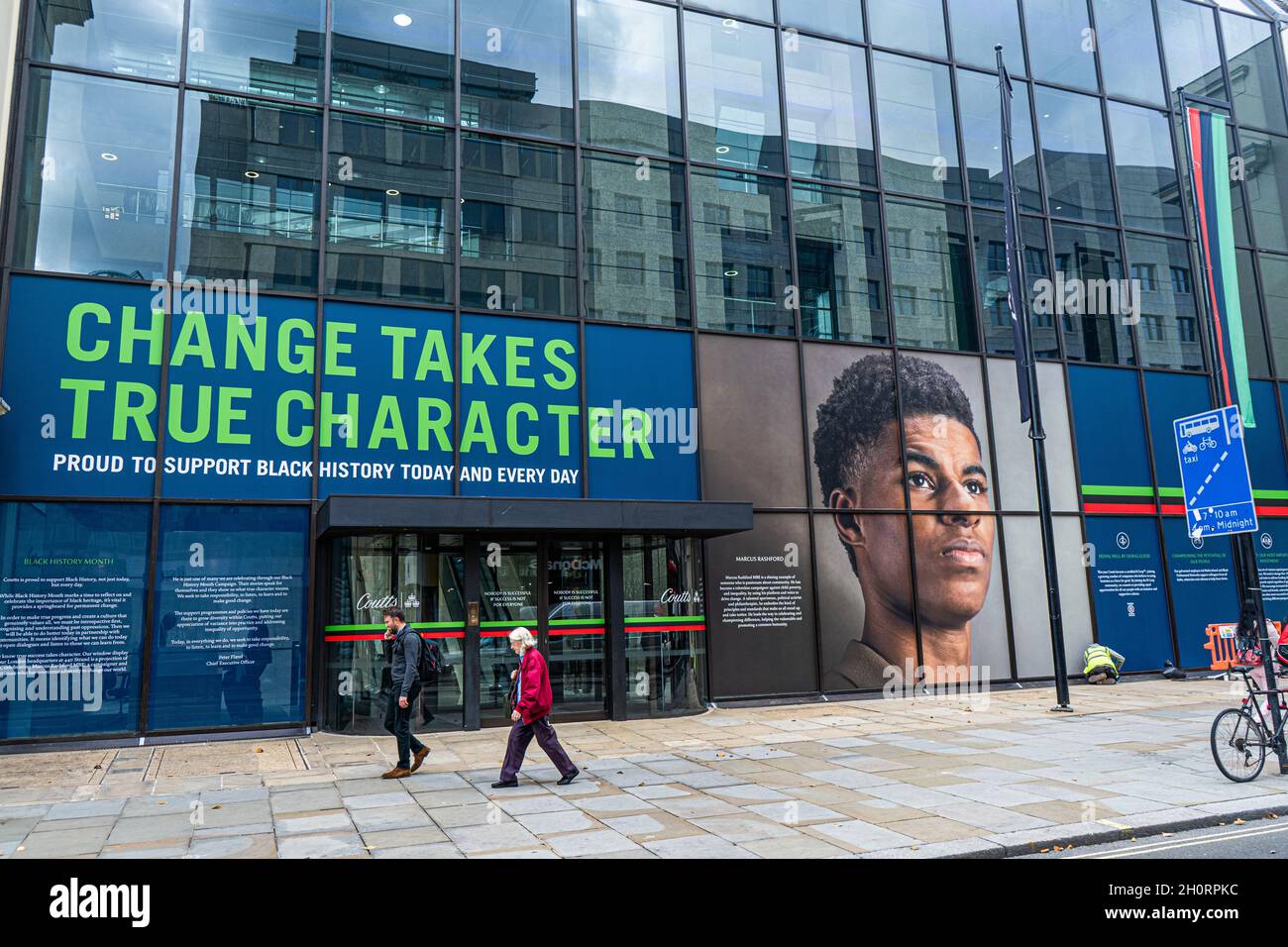 LONDRES, ROYAUME-UNI.14 octobre 2021.La banque privée Coutts du Strand célèbre le mois de l'histoire des Noirs en présentant un grand portrait du footballeur de Manchester United et d'Angleterre Marcus Rashford avec l'inscription au-dessus de l'entrée « change taps true character ».Credit: amer ghazzal/Alamy Live News Banque D'Images