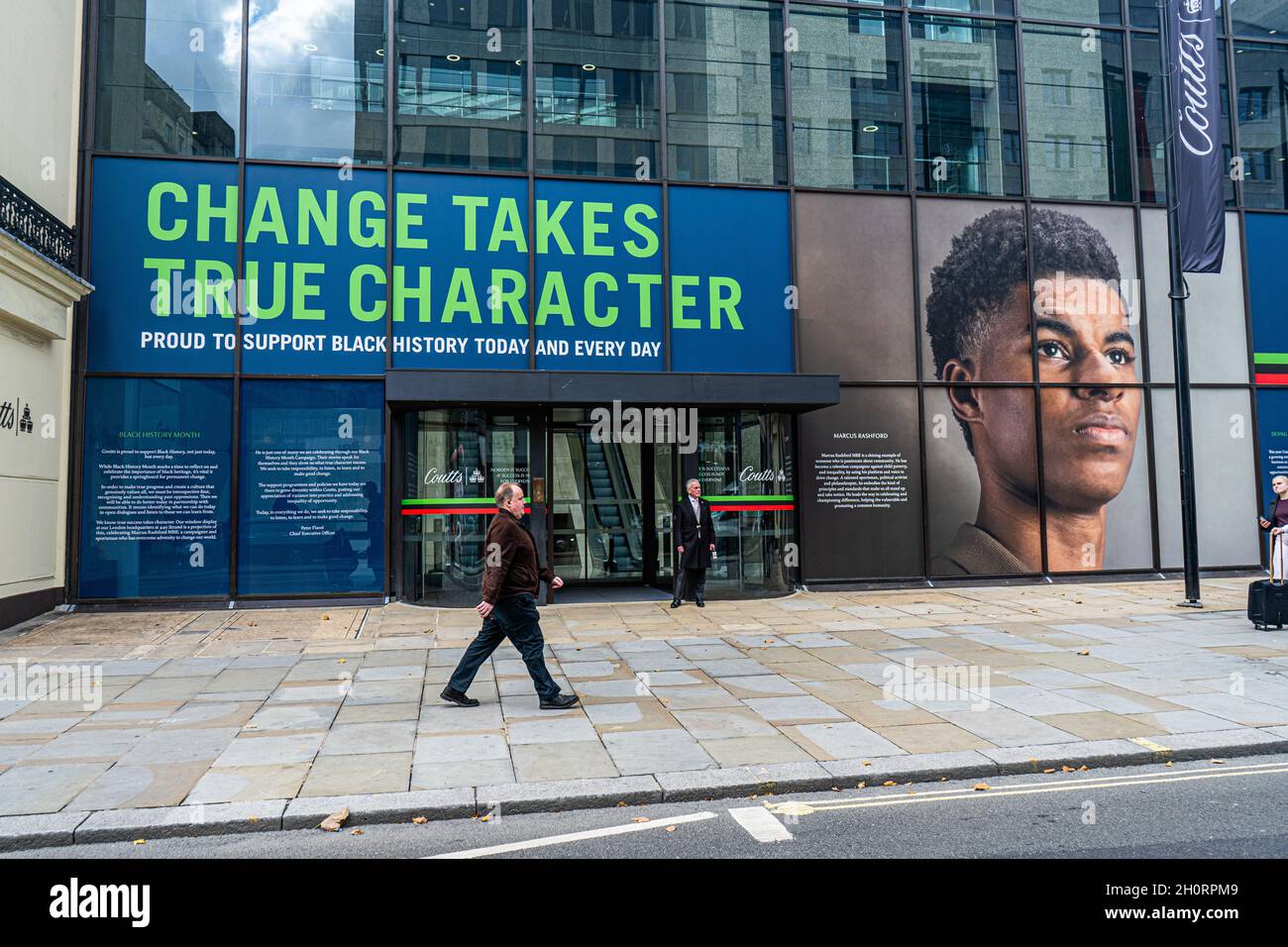 LONDRES, ROYAUME-UNI.14 octobre 2021.La banque privée Coutts du Strand célèbre le mois de l'histoire des Noirs en présentant un grand portrait du footballeur de Manchester United et d'Angleterre Marcus Rashford avec l'inscription au-dessus de l'entrée « change taps true character ».Credit: amer ghazzal/Alamy Live News Banque D'Images