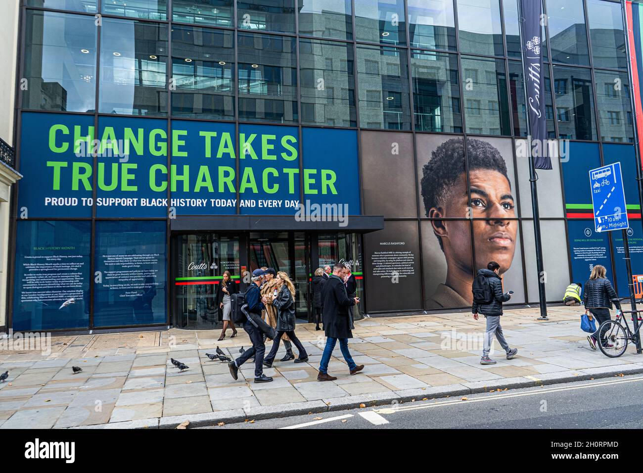 LONDRES, ROYAUME-UNI.14 octobre 2021.La banque privée Coutts du Strand célèbre le mois de l'histoire des Noirs en présentant un grand portrait du footballeur de Manchester United et d'Angleterre Marcus Rashford avec l'inscription au-dessus de l'entrée « change taps true character ».Credit: amer ghazzal/Alamy Live News Banque D'Images