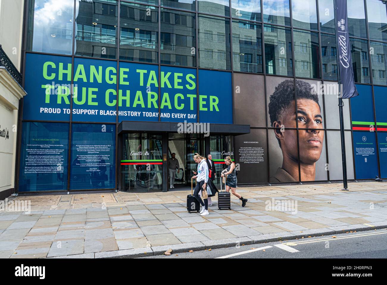 LONDRES, ROYAUME-UNI.14 octobre 2021.La banque privée Coutts du Strand célèbre le mois de l'histoire des Noirs en présentant un grand portrait du footballeur de Manchester United et d'Angleterre Marcus Rashford avec l'inscription au-dessus de l'entrée « change taps true character ».Credit: amer ghazzal/Alamy Live News Banque D'Images