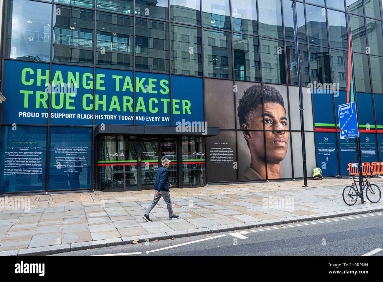 LONDRES, ROYAUME-UNI.14 octobre 2021.La banque privée Coutts du Strand célèbre le mois de l'histoire des Noirs en présentant un grand portrait du footballeur de Manchester United et d'Angleterre Marcus Rashford avec l'inscription au-dessus de l'entrée « change taps true character ».Credit: amer ghazzal/Alamy Live News Banque D'Images